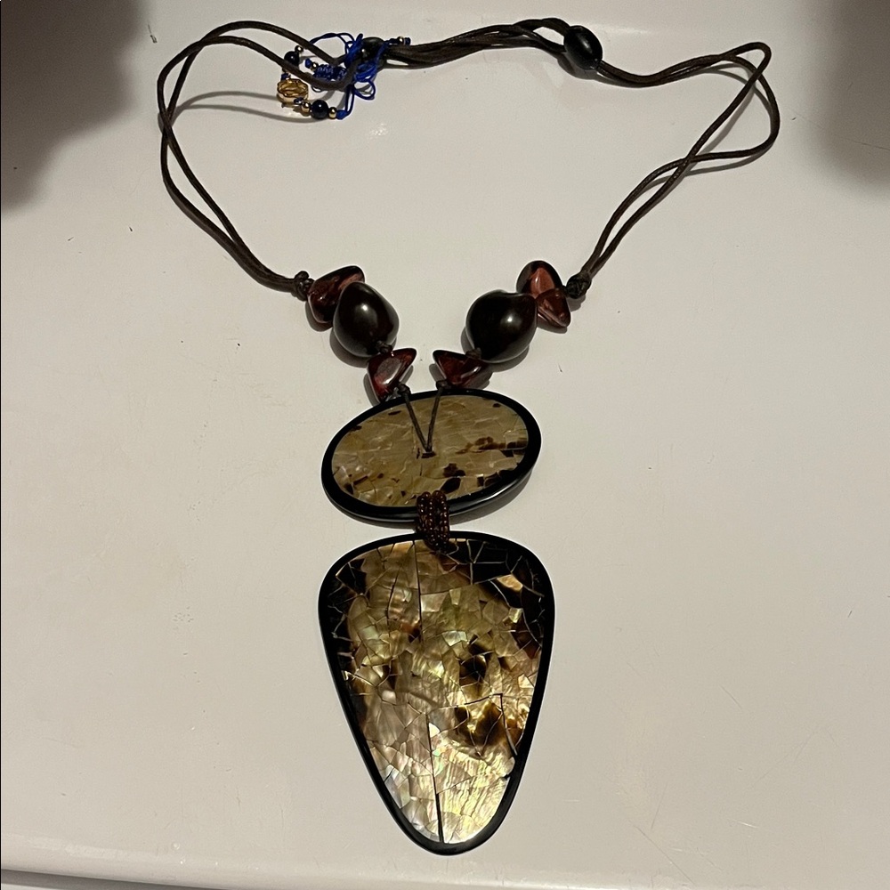Elegant Gold and Brown Pendant Necklace